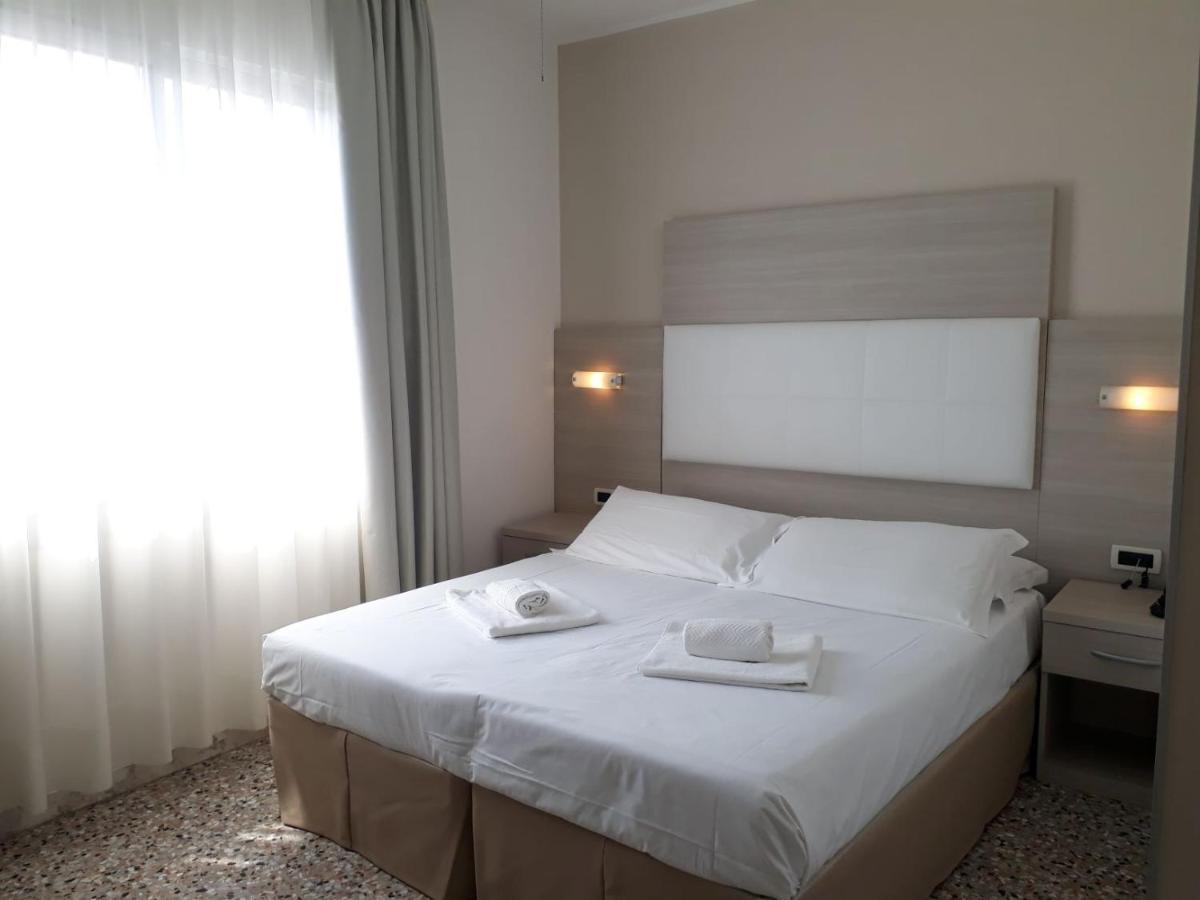 Hotel Atenea Golden Star Caorle Bagian luar foto