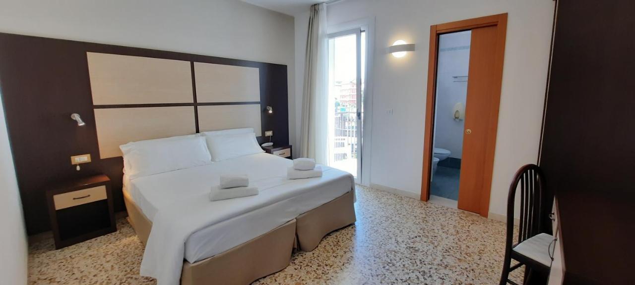 Hotel Atenea Golden Star Caorle Bagian luar foto