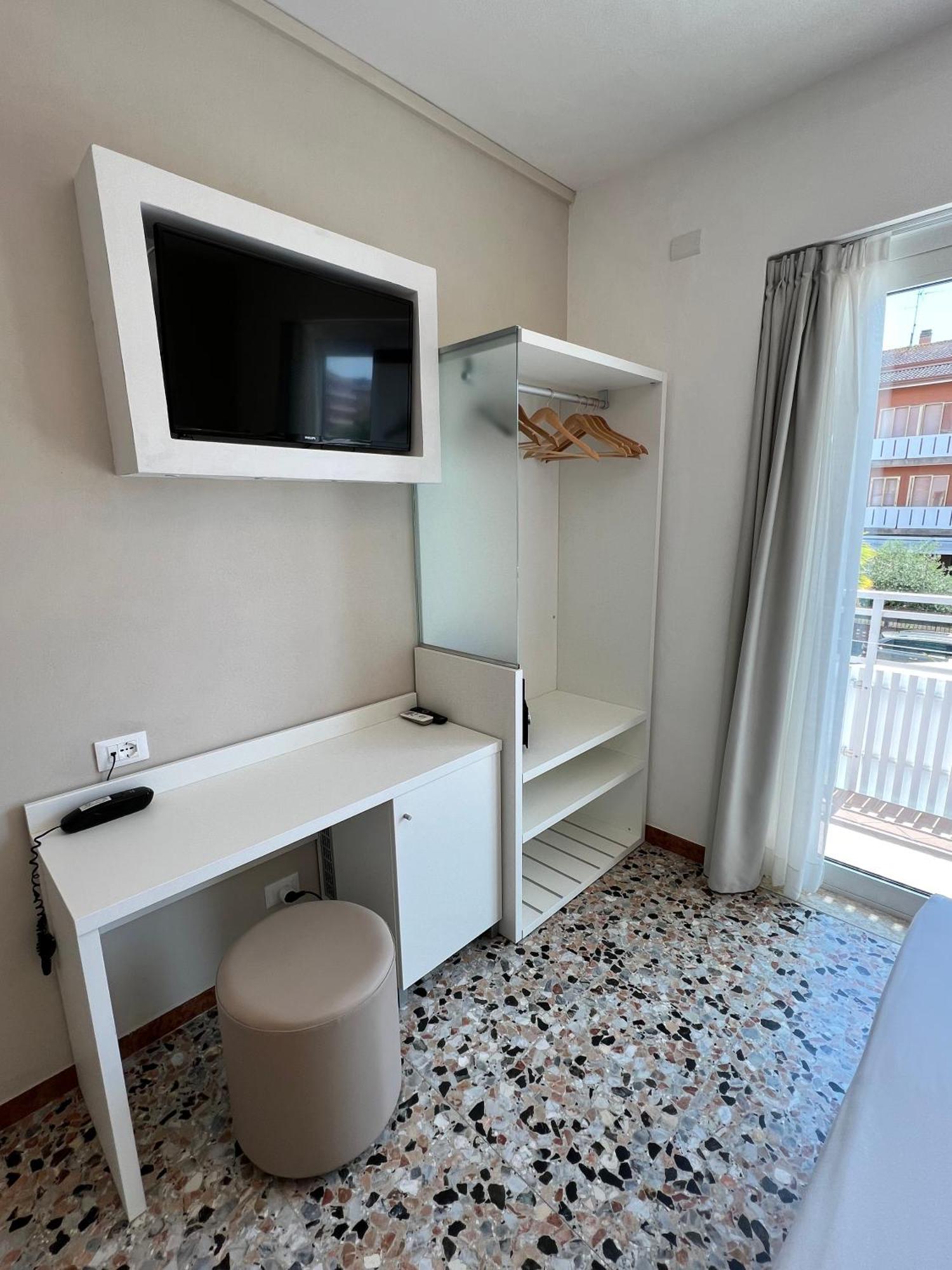 Hotel Atenea Golden Star Caorle Bagian luar foto