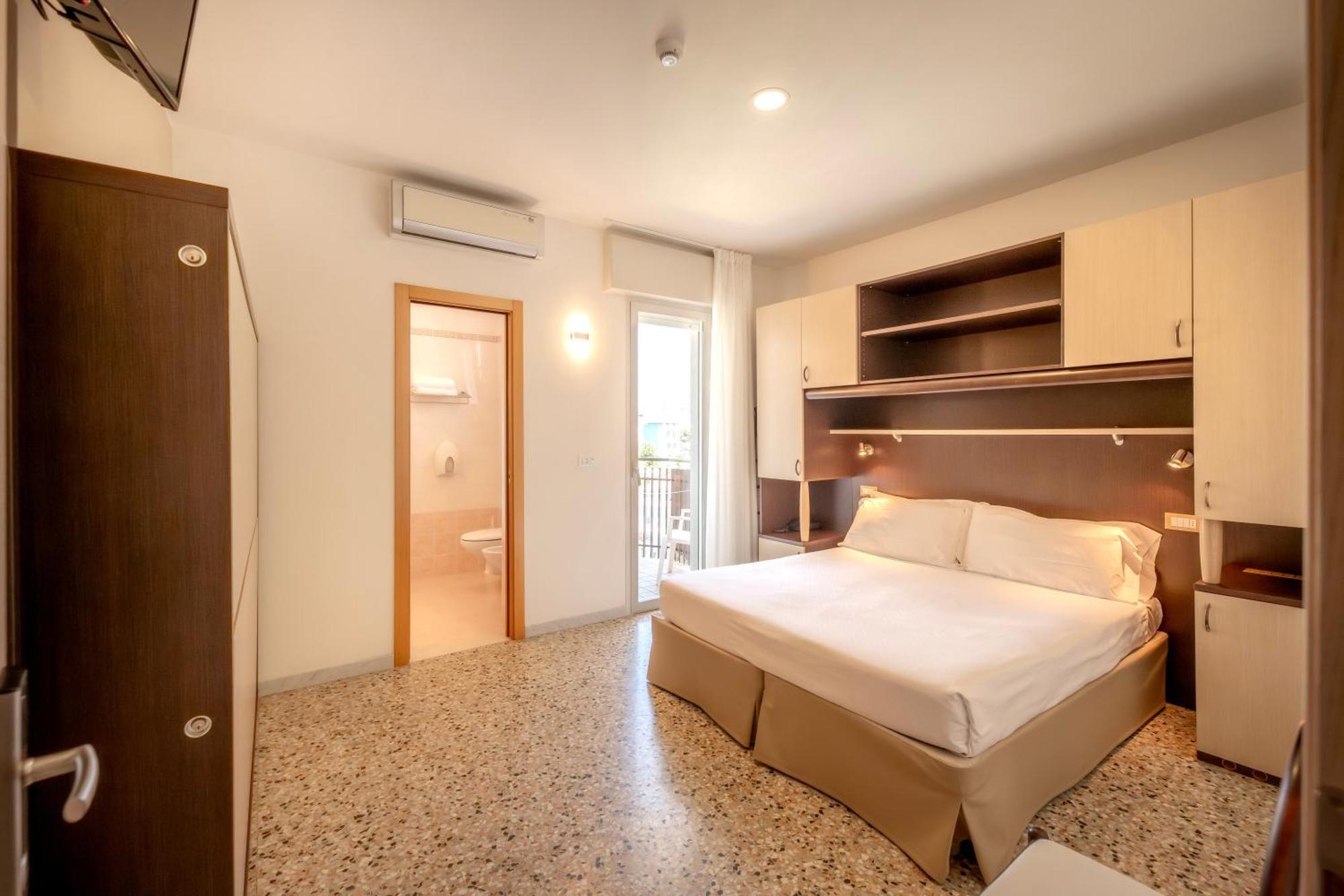 Hotel Atenea Golden Star Caorle Bagian luar foto