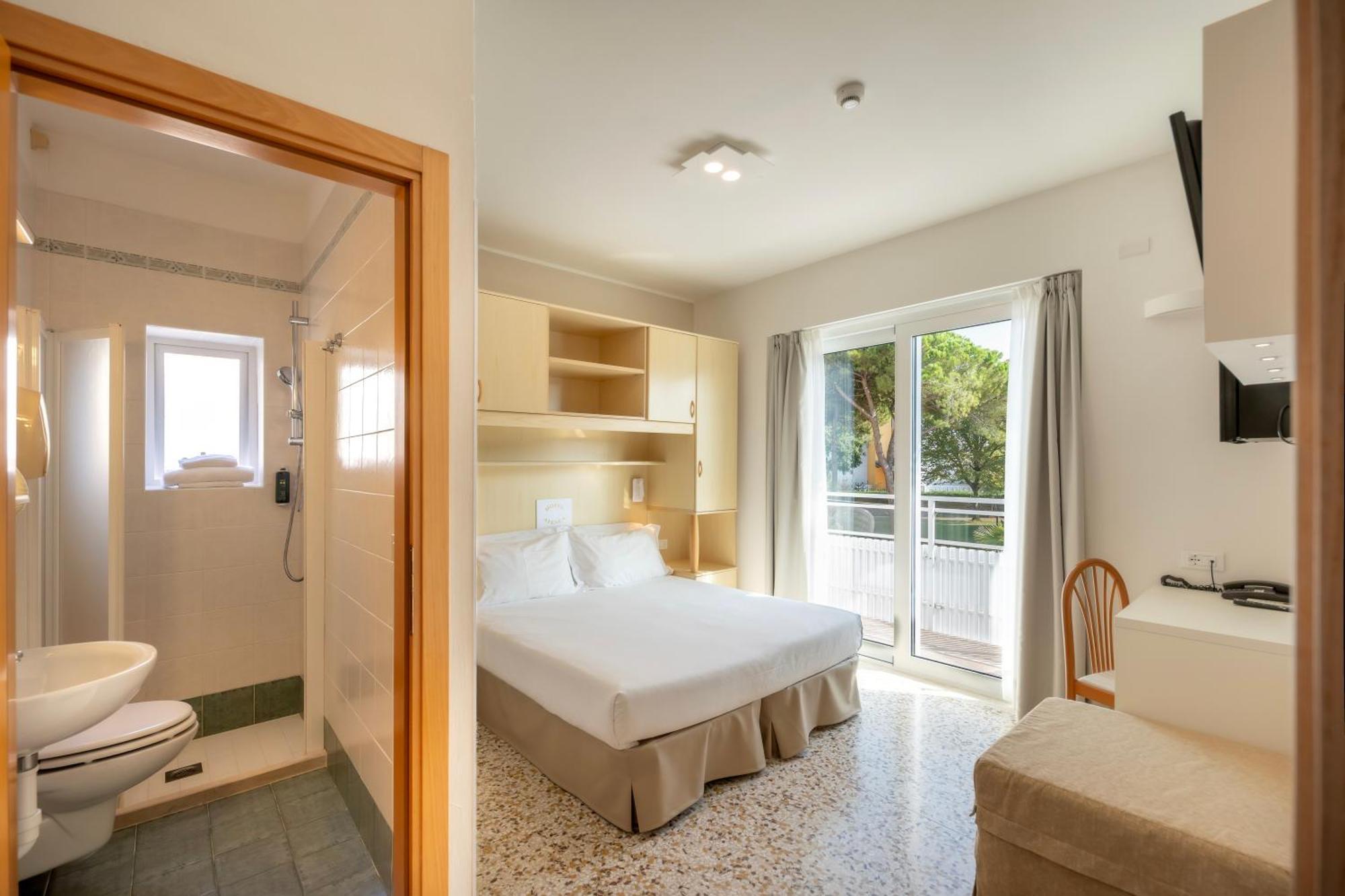 Hotel Atenea Golden Star Caorle Bagian luar foto