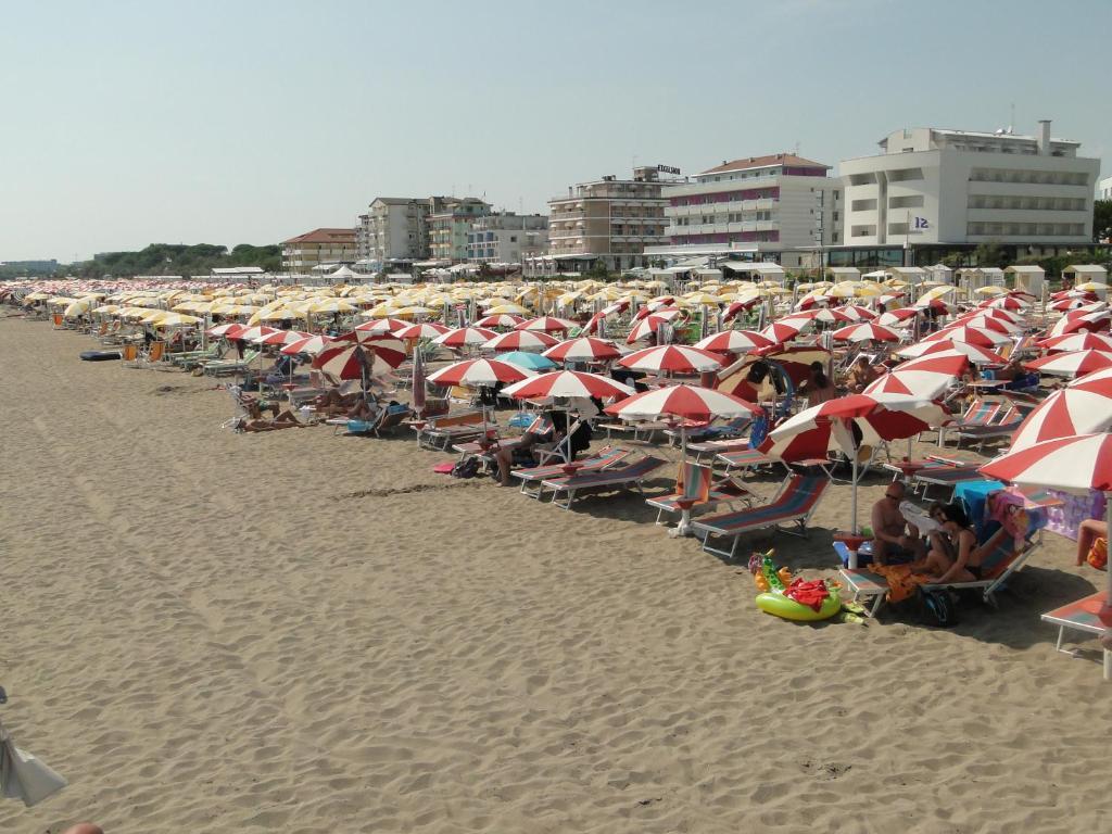 Hotel Atenea Golden Star Caorle Bagian luar foto