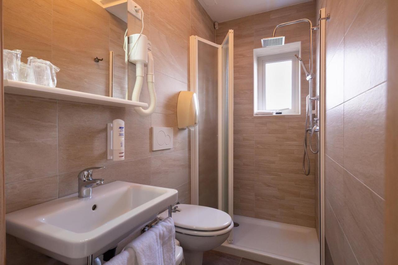 Hotel Atenea Golden Star Caorle Bagian luar foto