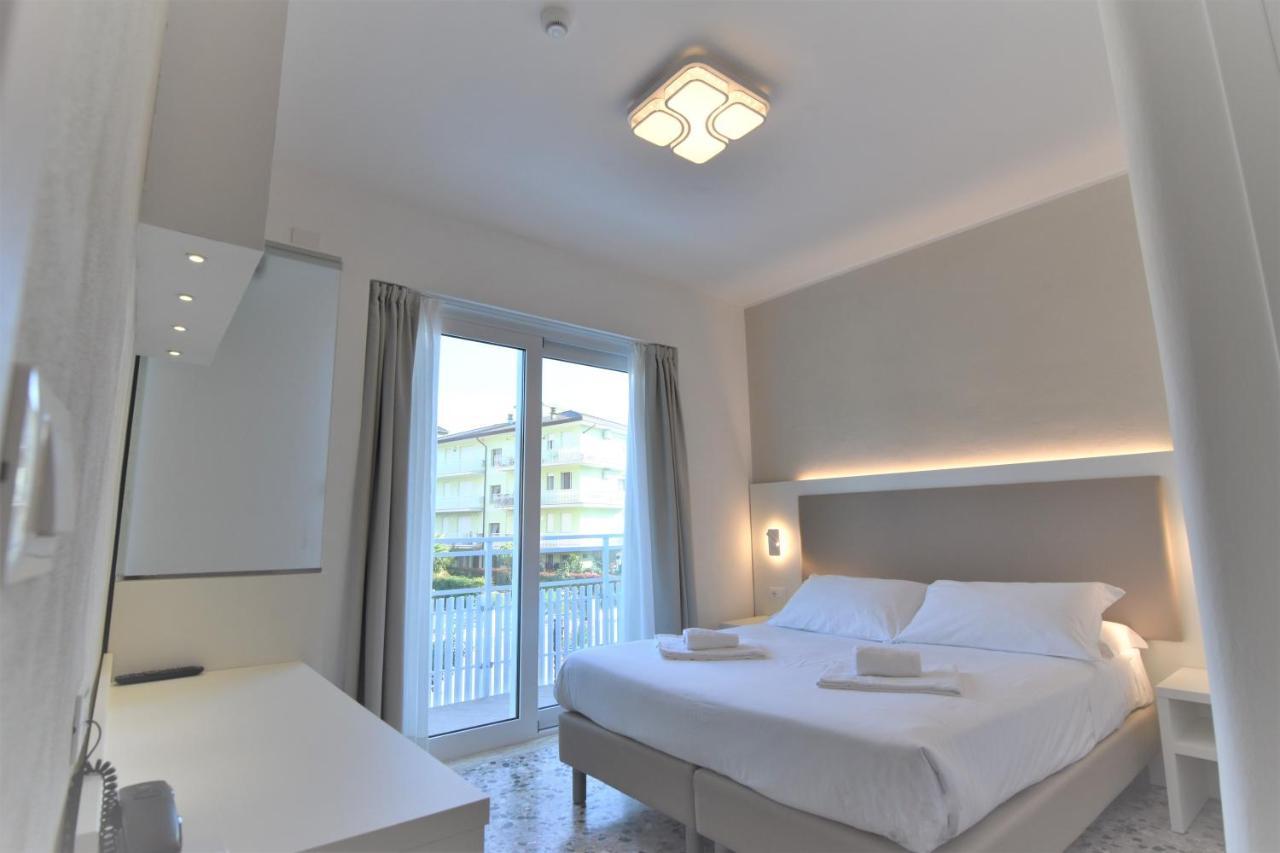 Hotel Atenea Golden Star Caorle Bagian luar foto